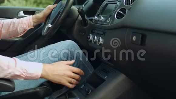 驾驶汽车前司机换挡手杖视频的预览图
