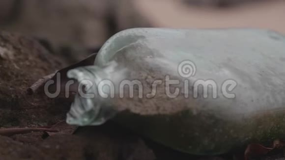 沙滩上的玻璃瓶视频的预览图