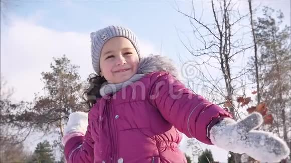 快乐有趣的童年在阳光明媚的冬日户外女儿和父亲玩雪球扔雪球视频的预览图