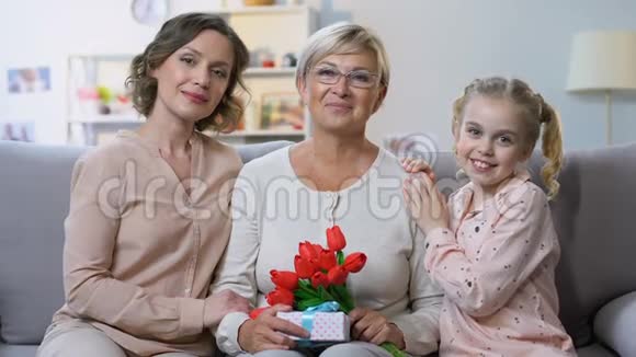 奶奶为孩子们的生日礼物和问候感到高兴周末来拜访视频的预览图