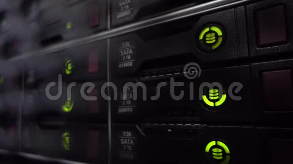 HDD服务器机架大黑暗数据中心绿色眨眼视频的预览图