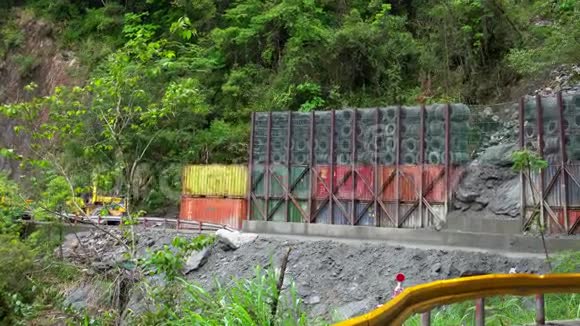 建造防护屏障防止台湾的滑坡和落石视频的预览图