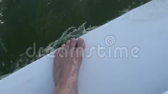 一波一波的水脚下一个人在一条小溪的水上划着船泡沫在水面上视频的预览图