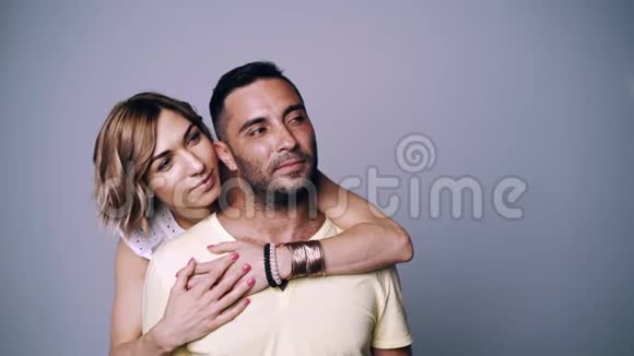 女人拥抱着她的男人看着身边视频的预览图