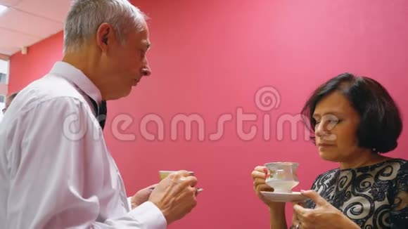 高级夫妇喝茶愉快的谈话视频的预览图
