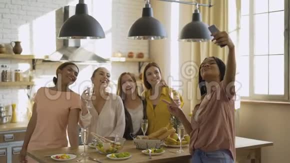 一群快乐的女朋友在午餐4K时用手机自拍视频的预览图