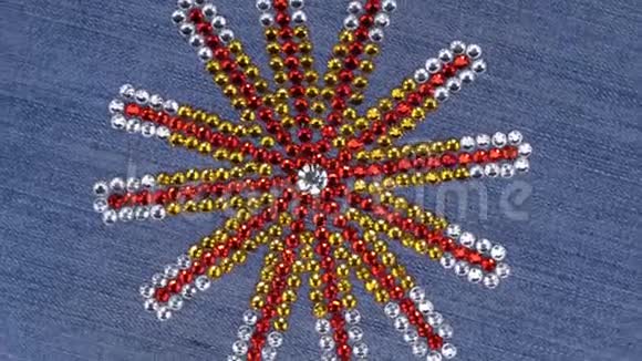 多种颜色的莱茵石在牛仔布上以星星的形状排列视频的预览图