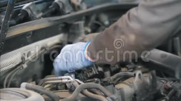 在加油站修理汽车配件的手套技工视频的预览图