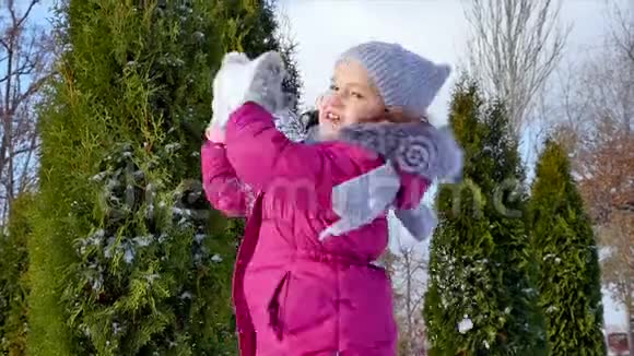 快乐有趣的童年在阳光明媚的冬日户外女儿和父亲玩雪球扔雪球视频的预览图