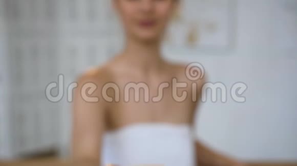 女性手伸出罐子与奶油到相机上的白色背狗视频的预览图