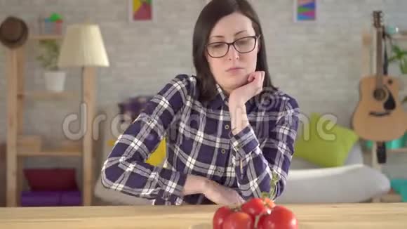 年轻的女人看西红柿这会引起过敏反应西红柿过敏视频的预览图