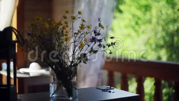 美丽的前景花与金色的波克视频的预览图