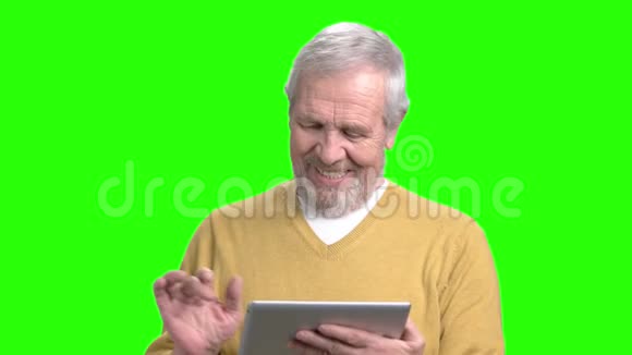 有趣的老人使用个人电脑平板电脑视频的预览图