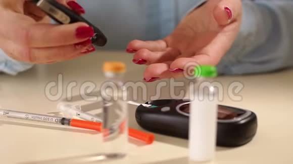 一名患有1型糖尿病的女孩的特写镜头用血糖仪测量血糖视频的预览图