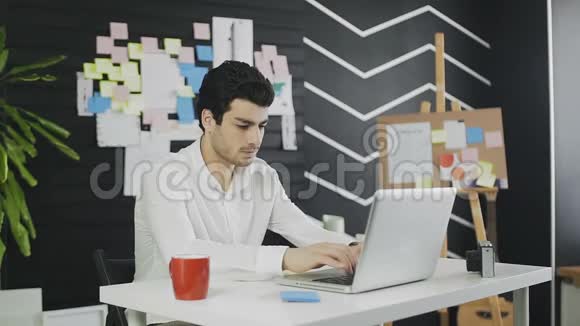 男人关掉手提电脑喝咖啡视频的预览图