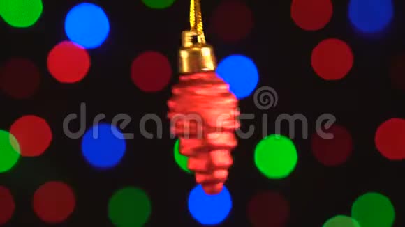 圣诞装饰红锥挂在闪烁的灯光背景上视频的预览图