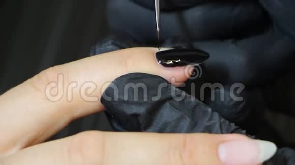 医生的手在客户的指甲上涂胶视频的预览图