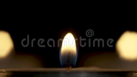 照相机在黑暗中燃烧的蜡烛的安静火焰上放大视频的预览图