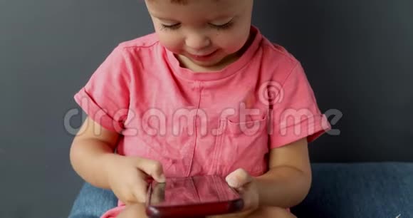 儿童使用手机屏幕对现代技术感兴趣视频的预览图