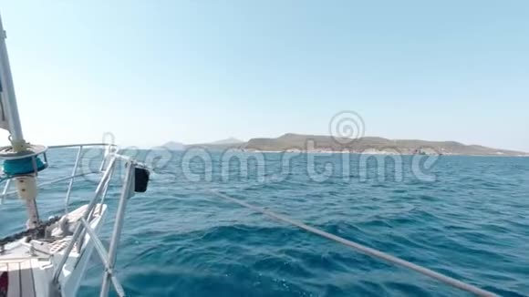 在周末的一个阳光明媚的日子里带着一艘大游艇通过深蓝色的海洋海峡驶向希腊岛TT视频的预览图