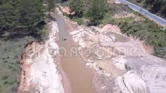 高速公路浅河气砂开采工程视频的预览图