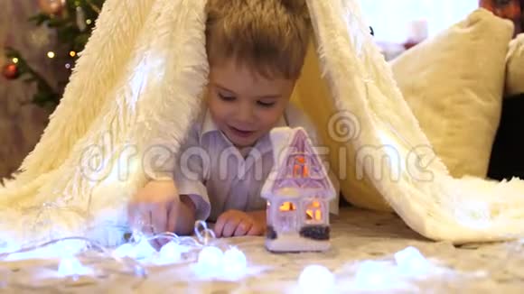孩子在孩子们房间里玩一个带有圣诞灯的帐篷快乐的童年视频的预览图