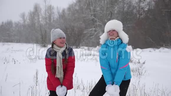 快乐的母女把雪吐了起来雪落了闪闪发光一家人在冬季公园玩圣诞假期视频的预览图