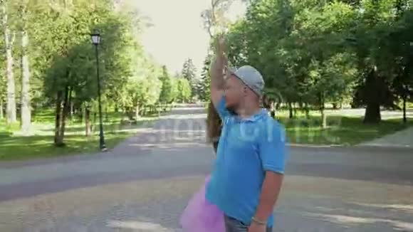 公园里的一个男人和一个女孩正试图表演一场舞蹈运动扭来扭去他们玩得很开心笑着视频的预览图