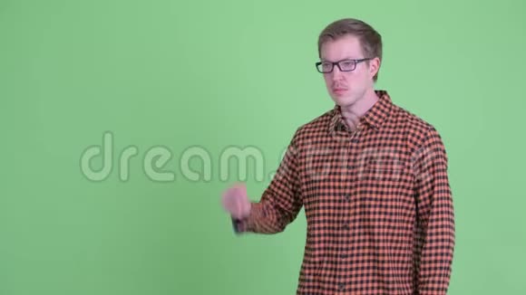 穿着时髦的年轻男人抓着手指竖起大拇指视频的预览图