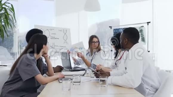 年轻的女医生与实习医生会面同时解释一些历史疾病视频的预览图