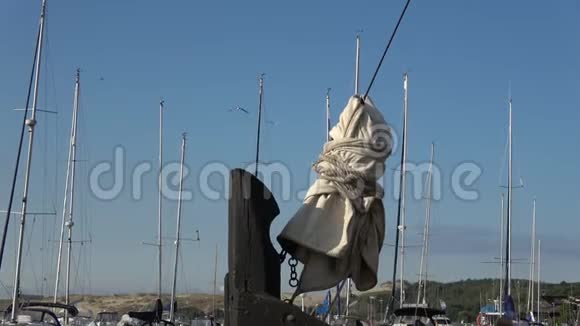 古老的木制历史船和桅杆在港口视频的预览图