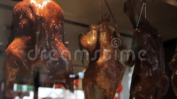 一排烤鸡皮脆在越南中餐馆展示视频的预览图