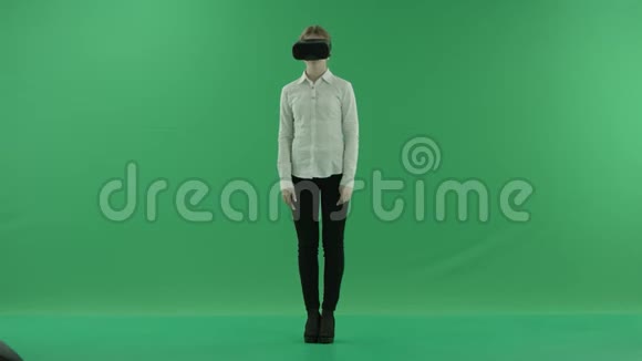 一位商业女性在绿色的面前用全息增强现实眼镜滚动虚拟显示器视频的预览图