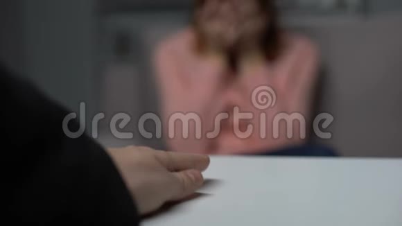 男人把结婚戒指戴在桌子上年轻的女士哭着分手离婚视频的预览图