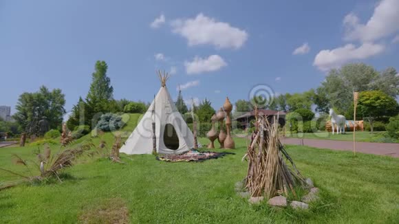 印第安人住房天气好的时候在绿草上戴假发视频的预览图