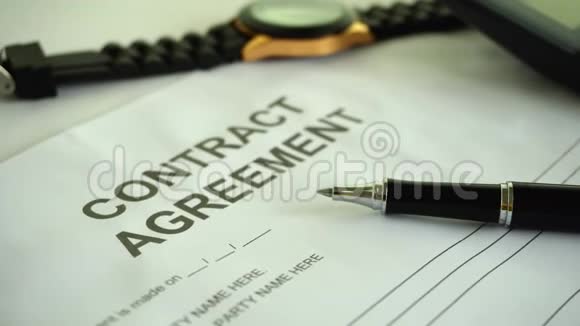 合同协议书用黑色签字笔在文件纸上签字视频的预览图