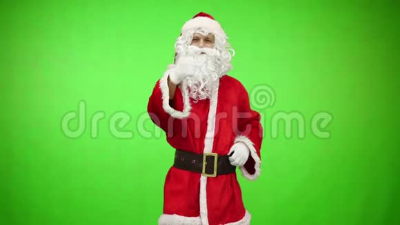 圣诞老人竖起大拇指变色圣诞老人绿色背景视频的预览图