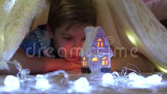 孩子在孩子们房间里玩一个带有圣诞灯的帐篷快乐的童年视频的预览图