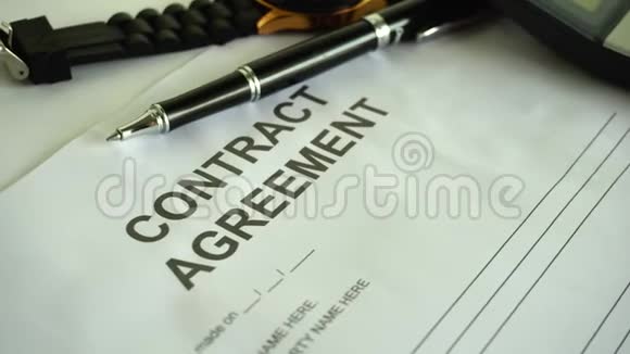 合同协议书用黑色签字笔在文件纸上签字视频的预览图
