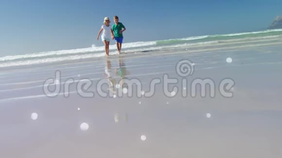 白人孩子在海滩上玩手牵手视频的预览图
