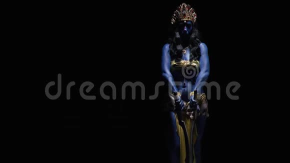 印度女神卡莉正在黑色背景上用刀片跳舞视频的预览图