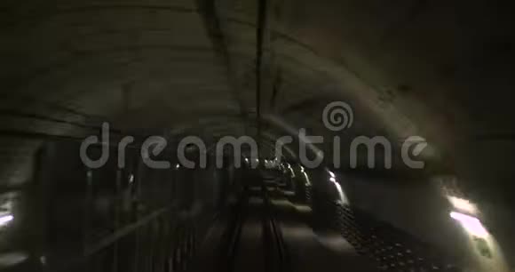 地铁隧道的景观现代城市隧道快速地下列车视频的预览图