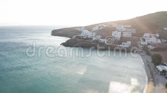 锡诺斯岛上的一个小海滩海边的一座小山上有白色的建筑物希腊视频的预览图