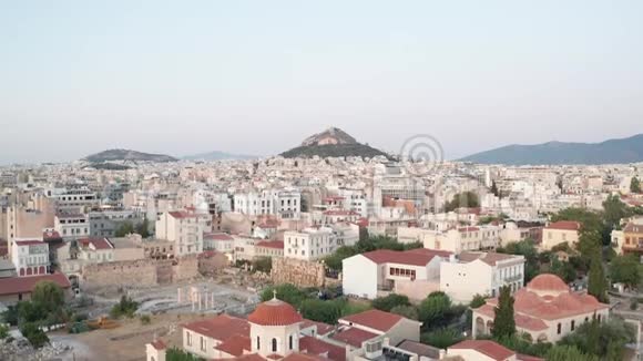 以莱卡贝图斯山为背景的雅典城市鸟瞰图希腊视频的预览图