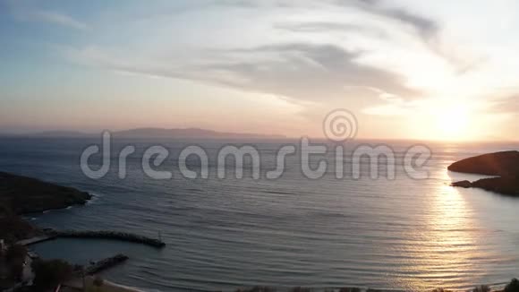 空中无人机在希腊海湾观赏美丽的日落俯瞰爱琴海视频的预览图