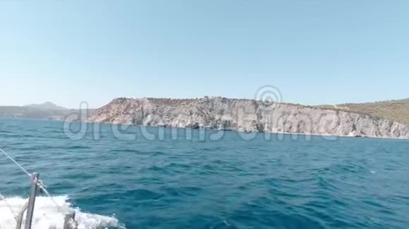 一次艾吉娜航海之旅一艘大型游艇在夏天驶向附近的岛屿在深蓝色的海洋中这就是视频的预览图
