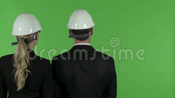 男性工程师与女性工程师的后视图色度键视频的预览图