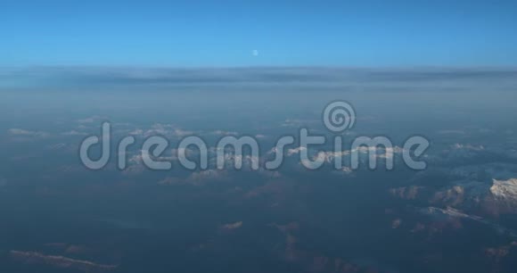美丽的景色透过飞机窗口飞机飞行在山上与云视频的预览图