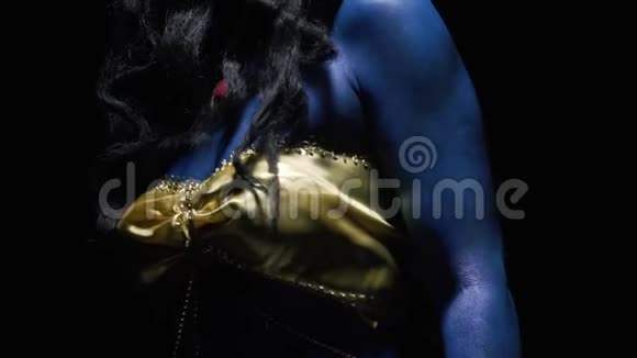 蓝色皮肤第三只眼睛的卡莉女神穿着金色的衣服视频的预览图