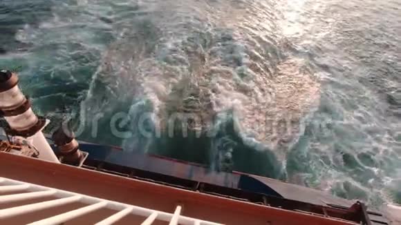 船尾的俯视图希腊佩罗埃斯港视频的预览图